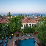 Castle Old Town Отель 3*