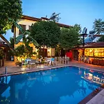 Hotel Castle Old Town 3*