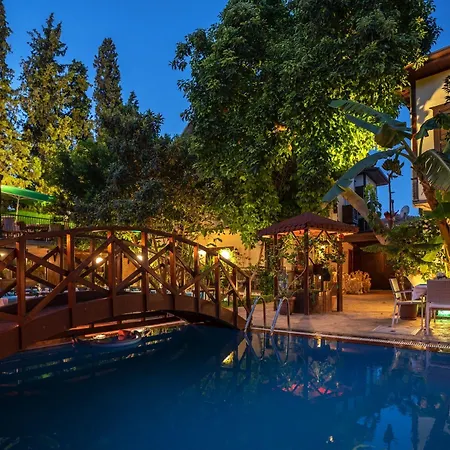 Castle Old Town Отель